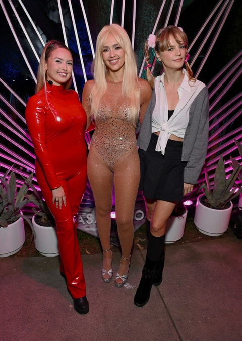 Paris Hilton cosplay thành Britney Spears ăn mừng Halloween - Ảnh 3. Không riêng gì Paris Hilton, phong cách của Britney Spears trong các MV Baby one more time, Toxic, Do it again cũng trở thành hình mẫu được Kira Hagaman, Jessica Alba và Kelly Sawyer Patricof hóa trang ăn mừng Halloween