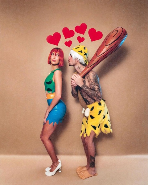 Paris Hilton cosplay thành Britney Spears ăn mừng Halloween - Ảnh 4. Justin Bieber và Hailey Baldwin vô cùng hào hứng khi rủ nhau cosplay thành người thời tiền sử, lấy cảm hứng từ bộ phim The Flintstones nổi tiếng được ra rạp từ năm 1994.
