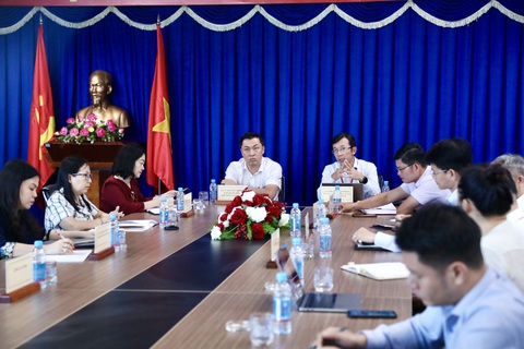 Bình Dương sẵn sàng cho vòng chung kết bóng đá công nhân toàn quốc - Ảnh 1. Ban tổ chức và chủ nhà Bình Dương trong cuộc họp hôm 1-11 - Ảnh: N.K.