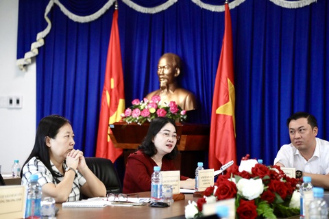 Bình Dương sẵn sàng cho vòng chung kết bóng đá công nhân toàn quốc - Ảnh 2. Bà Nguyễn Kim Loan (giữa) - chủ tịch Liên đoàn Lao động tỉnh Bình Dương - trao đổi tại cuộc họp - Ảnh: N.K.