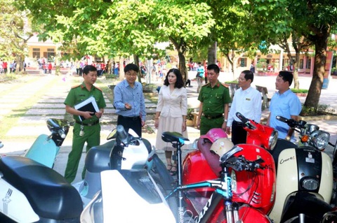 Thành phố Nam Định ‘cấm’ học sinh THCS đi xe máy điện đến trường - Ảnh 1. Đoàn cán bộ kiểm tra lán xe Trường THCS Hoàng Văn Thụ ngày 31-10, tại đây có nhiều học sinh vẫn đi xe máy điện tới trường - Ảnh: K.LINH