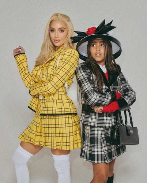 Paris Hilton cosplay thành Britney Spears ăn mừng Halloween - Ảnh 9. Kim Kardashian và con gái đầu lòng Clueless cùng nhau hóa thân thành nhân vật điện ảnh trong Clueless một cách đầy ăn ý để cùng nhau đón Halloween