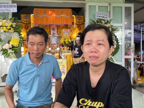 Làm rõ vụ việc bé trai bị viêm ruột nhập viện, tử vong tại bệnh viện - Ảnh 1. Ba mẹ cháu bé đau đớn sau cái chết của con trai được chẩn đoán viêm ruột - Ảnh: LÊ TRUNG