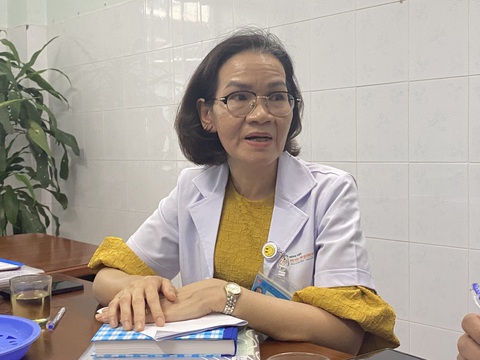 Bệnh viện nói gì vụ bé trai 4 tuổi bị viêm ruột và bất ngờ tử vong? - Ảnh 4. Bác sĩ Thúy trao đổi với báo chí - Ảnh: LÊ TRUNG