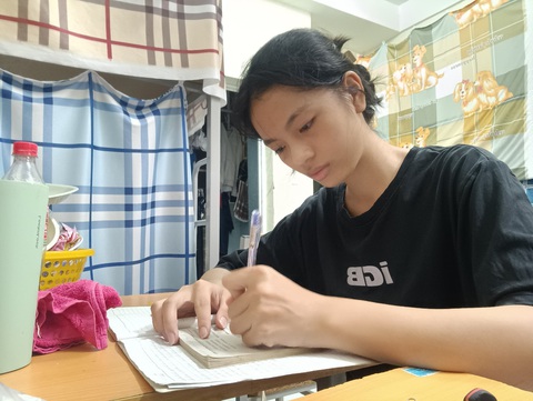 Tân sinh viên Lương Bùi Phương Linh học bài tại ký túc xá Trường ĐH Nông Lâm TP HCM - Ảnh: L.P. Tân sinh viên Lương Bùi Phương Linh học bài tại ký túc xá Trường đại học Nông Lâm TP.HCM - Ảnh: L.P.