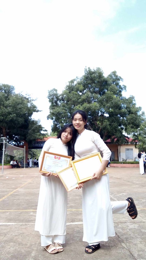 Hai chị em Phương Linh (phải) và Bình An ngày nhận giấy khen ở Trường THPT Phạm Văn Đồng - Ảnh: L.P. Phương Linh (phải) và Bình An ngày nhận giấy khen ở Trường THPT Phạm Văn Đồng - Ảnh: L.P.