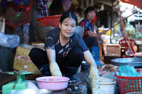 Bà Phượng cho biết mỗi ngày đi làm được khoảng 150.000-180.000 đồng, ki cóp để các con tạm đủ ăn, đủ học - Ảnh: TÂM AN Bà Phượng cho biết mỗi ngày đi làm được khoảng 150.000 - 180.000 đồng, ky cóp để các con tạm đủ ăn, đủ học - Ảnh: TÂM AN