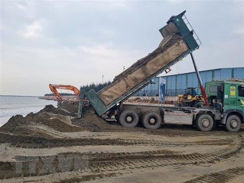Công ty TNHH Long Sơn thi công các hạng mục bến số 3 - Ảnh: TTXVN Công ty TNHH Long Sơn thi công các hạng mục bến số 3 - Ảnh: TTXVN