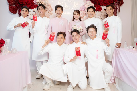 Gin Tuấn Kiệt mang sính lễ 'khủng' đến rước Puka về dinh - Ảnh 3. Nhiều sao Việt như Trường Giang, Thúy Ngân, Duy Khánh, Anh Tú, Song Luân… cũng có mặt chúc mừng hạnh phúc cho diễn viên Chạy đi rồi tính.