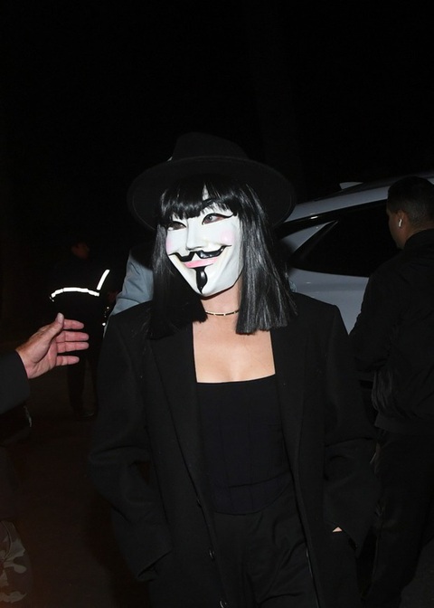 Paris Hilton cosplay thành Britney Spears ăn mừng Halloween - Ảnh 10. Cô nàng búp bê Margot Robbie cực lầy lội khi biến hình thành Joker đi chơi