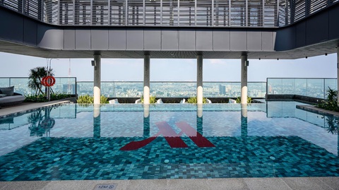 Marriott vận hành khu căn hộ hàng hiệu đầu tiên tại Việt Nam - Ảnh 1. Không gian như resort tại tòa Lake dự án Grand Marina, Saigon, với hồ bơi ngoài trời 143m2 cùng Sun Lounge tắm nắng chuẩn Marriott