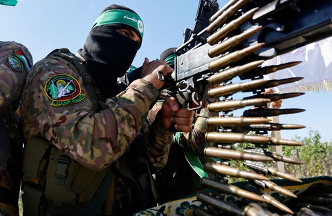 Binh sĩ Hamas duyệt binh ngày 19-7-2023 - Ảnh: REUTERS Binh sĩ Hamas duyệt binh ngày 19-7-2023, nhằm kỷ niệm cuộc chiến hồi năm 2014 với Israel - Ảnh: REUTERS