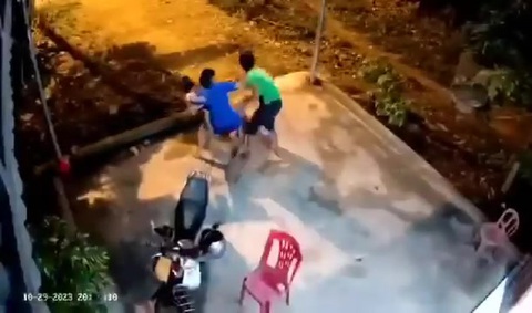 Bé gái 3 tuổi bị bố bạo hành làm gãy xương vai - Ảnh 1. Ông D.V.L. (bìa phải) có hành vi bạo hành con gái mình - Ảnh cắt từ video clip