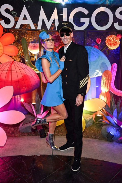 Paris Hilton cosplay thành Britney Spears ăn mừng Halloween - Ảnh 1. Paris Hilton và ông xã Carter Reum tiếp tục đầu tư cho outfit trẩy hội Halloween khi hóa thân thành phiên bản tiếp viên hàng không của "công chúa nhạc pop" trong MV Toxic được phát hành từ năm 2009
