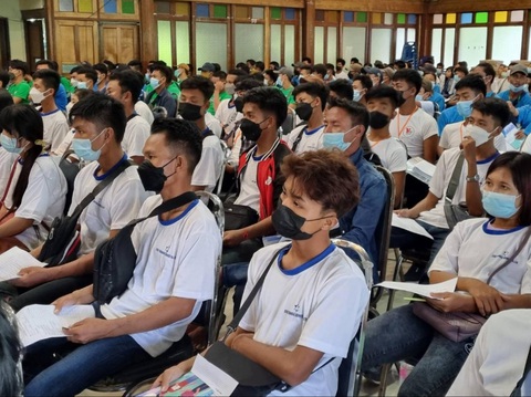Thái Lan: Giảm phí thị thực và lưu trú cho người lao động 4 nước - Ảnh 1. Công nhân Myanmar đã có thị thực chờ tại Bộ Lao động ở Tak để được đào tạo làm việc tại Thái Lan trước khi nhận giấy phép lao động.Ảnh: bangkokpost.com