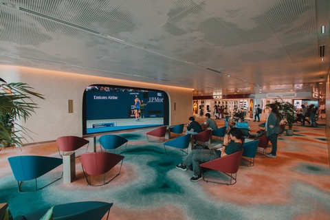 Sân bay Changi mở làn có trang bị hỗ trợ tự động cho người khuyết tật và trẻ nhỏ - Ảnh 1. Tại khu vực quá cảnh, nhà ga có bố trí thêm khu vực nghỉ ngơi TV Lounge với ghế ngồi thoải mái và một màn hình LED cỡ lớn - Ảnh: Changi Airport