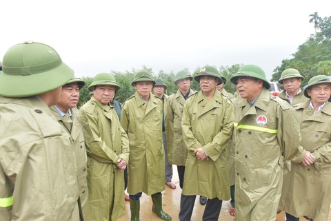 Thừa Thiên Huế đến Phú Yên tiếp tục mưa to, đề nghị đánh giá tác động thủy điện Hố Hô - Ảnh 3. Đoàn đến kiểm tra công trình đập Tắt (huyện Hương Khê) và nghe báo cáo nhanh về tình hình mưa lũ, thực trạng hồ đập trên địa bàn - Ảnh: C.HÀ
