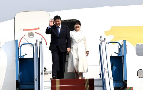 Tổng thống Mông Cổ bắt đầu chuyến thăm cấp nhà nước Việt Nam - Ảnh 1. Tổng thống Mông Cổ Ukhnaagiin Khurelsukh và phu nhân vẫy tay chào tại sân bay Nội Bài trưa 1-11 - Ảnh: TTXVN