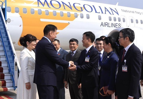 Tổng thống Mông Cổ bắt đầu chuyến thăm cấp nhà nước Việt Nam - Ảnh 2. Tổng thống Mông Cổ bắt tay các quan chức Việt Nam đang chờ đón đoàn - Ảnh: TTXVN