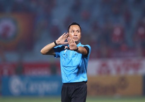 VAR ở V-League 2023-2024: Tốn thời gian do trọng tài hay do thiếu camera? - Ảnh 2. Trọng tài trao đổi trong một trận đấu tại V-League 2023-2024 - Ảnh: MINH ĐỨC