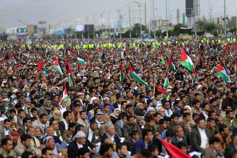 Phiến quân Houthi ở Yemen nã tên lửa hành trình và đạn đạo vào miền nam Israel - Ảnh 1. Người dân Yemen, trong đó một số người cầm cờ Palestine, tụ tập cầu nguyện tại thủ đô Sanaa (hiện do Houthi kiểm soát) của Yemen hôm 27-10 - Ảnh: AFP