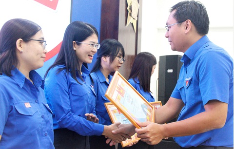 Thượng tôn pháp luật phải là trên hết - Ảnh 1. Thành Đoàn TP.HCM khen thưởng nhiều tập thể, cá nhân đóng góp tích cực thực hiện Ngày Pháp luật Việt Nam 10 năm qua - Ảnh: C.TRIỆU