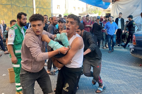 Người dân Palestine đưa một bé gái bị thương do không kích của Israel vào bệnh viện al-Shifa hôm 9-11 đến bộ phận cấp cứu - Ảnh: REUTERS Người dân Palestine đưa một bé gái bị thương do không kích của Israel vào Bệnh viện al-Shifa hôm 9-11 - Ảnh: REUTERS