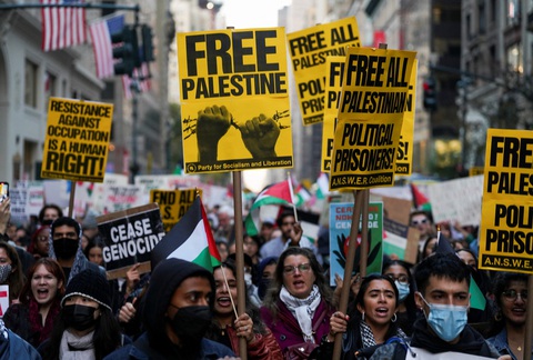 Dòng người tuần hành ở thành phố New York (Mỹ) hôm 9-11 để ủng hộ người Palestine tại Dải Gaza - Ảnh: REUTERS Dòng người tuần hành ở thành phố New York (Mỹ) hôm 9-11 để ủng hộ người Palestine tại Dải Gaza - Ảnh: REUTERS