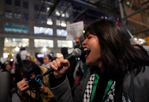 Người biểu tình ủng hộ Palestine tụ tập trước tòa soạn báo New York Times ở thành phố New York, Mỹ, ngày 9-11 - Ảnh: REUTERS Người biểu tình ủng hộ Palestine tụ tập trước tòa soạn báo New York Times ở thành phố New York, Mỹ, ngày 9-11 - Ảnh: REUTERS