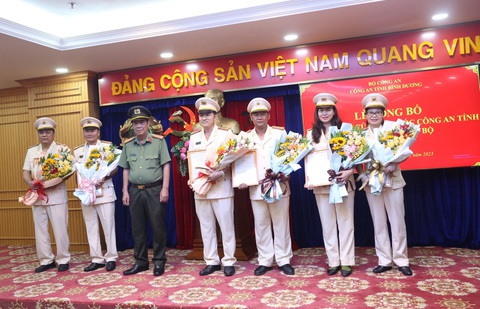 Lãnh đạo Công an tỉnh Bình Dương trao quyết định và tặng hoa cho các lãnh đạo phòng nghiệp vụ được điều động, bổ nhiệm ngày 10-11 - Ảnh: T.D. Lãnh đạo Công an tỉnh Bình Dương trao quyết định và tặng hoa cho các lãnh đạo phòng nghiệp vụ được điều động, bổ nhiệm ngày 10-11 - Ảnh: T.D.