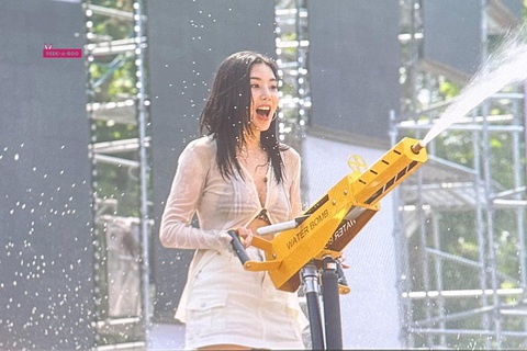 MONO rủ 'nữ thần mùa hè' Kwon Eun Bi về quê Thái Bình biểu diễn - Ảnh 3. Nữ idol luôn khiến khán giả muốn tan chảy với những màn biểu diễn hết mình tại sự kiện âm nhạc lớn