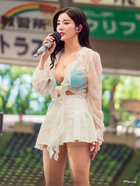 MONO rủ 'nữ thần mùa hè' Kwon Eun Bi về quê Thái Bình biểu diễn - Ảnh 2. Kwon Eun Bi nổi tiếng với biệt danh "nữ thần mùa hè" bởi nhan sắc ngọt ngào, vóc dáng quyến rũ