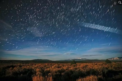 Các vệ tinh Starlink đi qua New Mexico. - Ảnh: M LEWINSKY Các vệ tinh Starlink đi qua New Mexico - Ảnh: M LEWINSKY/ THE CONVERSATION