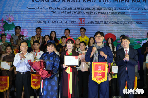 Lưu học sinh nước ngoài tranh nhau nói tiếng Việt - Ảnh 3. Lưu học sinh Trường đại học Khoa học xã hội và Nhân văn - Đại học Quốc gia TP.HCM với phần thi 'Các điệu lý của ba miền Việt Nam' giành giải nhất tại cuộc thi Hùng biện tiếng Việt khu vực miền Nam