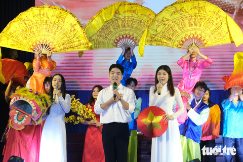 Lưu học sinh nước ngoài tranh nhau nói tiếng Việt - Ảnh 6. Lưu học sinh nước Pháp, Lào, Hàn Quốc đang học tập tại Trường đại học Sư phạm TP.HCM diện áo dài thi Hùng biện tiếng Việt