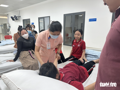 Các em học sinh bị ngộ độc thực phẩm đang được điều trị tại bệnh viện - Ảnh: THẾ THẾ Các em học sinh bị nghi ngộ độc thực phẩm đang được điều trị tại bệnh viện - Ảnh: THẾ THẾ