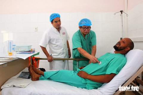 Xuyên đêm cứu sống bệnh nhân người Mỹ bị bóc tách động mạch chủ - Ảnh 1. Các bác sĩ ở Huế đã xuyên đêm phẫu thuật cứu sống bệnh nhân người Mỹ bị bóc tách động chủ type A cấp tính nặng - Ảnh: THƯỢNG HIỂN
