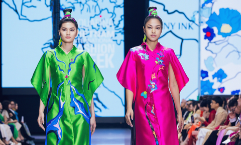 Kiểu tóc được búi gọn kết hợp cùng những chiếc khăn màu xanh hồng bắt mắt Kiểu tóc được búi gọn kết hợp cùng những chiếc khăn màu xanh hồng bắt mắt