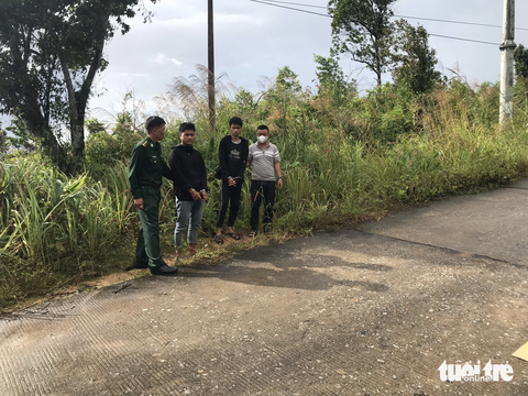 2 thanh niên đưa 2 người Trung Quốc xuất cảnh trái phép - Ảnh 1. Hồ Văn Tam Beo và Hồ Văn Cương (giữa) đang xác định lại hiện trường - Ảnh: QUANG HÀ