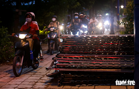 Nút giao An Phú kẹt ‘tứ phía’ đẩy xe máy lên vỉa hè - Ảnh 7. Người đi xe máy chạy sát hàng rào tôn sắt chất trên vỉa hè tiềm ẩn nguy cơ mất an toàn giao thông.