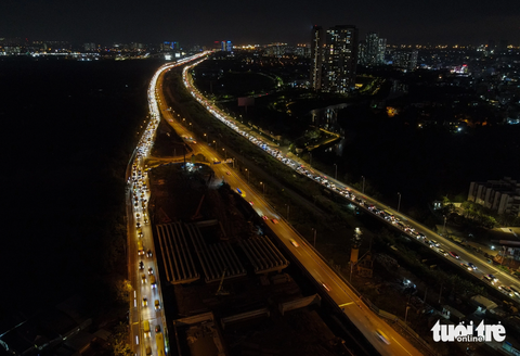 Nút giao An Phú kẹt ‘tứ phía’ đẩy xe máy lên vỉa hè - Ảnh 8. Trong khi đó, tại đường dẫn cao tốc TP.HCM - Long Thành - Dầu Giây và đường song hành cũng bị kẹt xe kéo dài từ giao lộ Đỗ Xuân Hợp cách đó khoảng 2km.