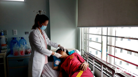 Ngư dân bị ném bom xăng và trúng đạn chì trên vùng biển Cà Mau nói gì? - Ảnh 1. Bác sĩ Bệnh viện Đa khoa tỉnh Kiên Giang thăm khám sức khỏe cho anh Đ. khi bị đạn chì bắn xuyên từ má ra sau lỗ tai trái - Ảnh: CHÍ CÔNG