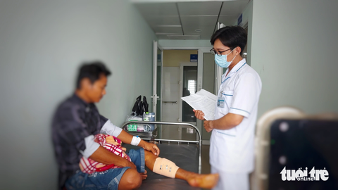 Ngư dân bị ném bom xăng và trúng đạn chì trên vùng biển Cà Mau nói gì? - Ảnh 2. Đạn chì bắn trúng đến xương chân của anh M. - Ảnh: CHÍ CÔNG