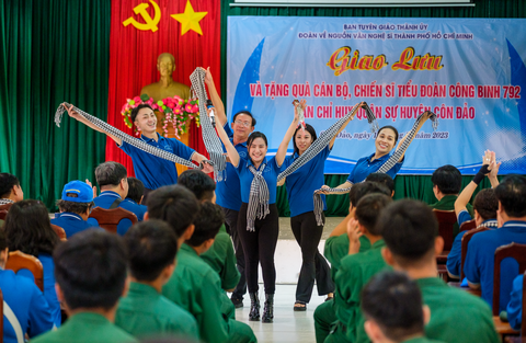 Văn nghệ sĩ TP.HCM giao lưu văn nghệ với chiến sĩ Tiểu đoàn Công binh 792 tại Côn Đảo - Ảnh: NGUYỄN HIỀN Văn nghệ sĩ TP.HCM giao lưu văn nghệ với chiến sĩ Tiểu đoàn công binh 792 tại Côn Đảo - Ảnh: NGUYỄN HIỀN