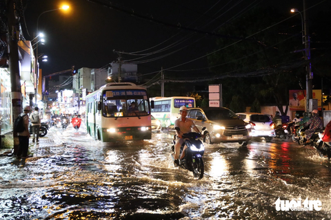 Đường Võ Văn Ngân nham nhở, chủ đầu tư dự kiến 2024 hoàn thành - Ảnh 4. Mỗi lần trời đổ mưa, đường Võ Văn Ngân lại ngập khiến người dân ngao ngán. Để khắc phục, đơn vị tiếp tục kiểm tra, phối hợp với Ban quản lý lưới điện phân phối TP.HCM, Công ty CP viễn thông ACT và Tổng công ty Cấp nước Sài Gòn MTV kịp thời xử lý, khắc phục các bất cập nói trên đảm bảo an toàn cho dân đi.