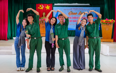 Đoàn văn nghệ sĩ giao lưu với các chiến sĩ - Ảnh: NGUYỄN HIỀN Đoàn văn nghệ sĩ giao lưu với các chiến sĩ - Ảnh: NGUYỄN HIỀN