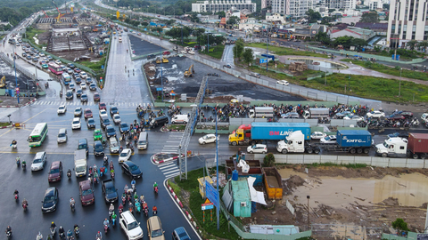 Không thể để 'lô cốt' nằm ỳ mãi trên đường phố - Ảnh 1. "Lô cốt" ở khu vực nút giao An Phú (TP Thủ Đức)