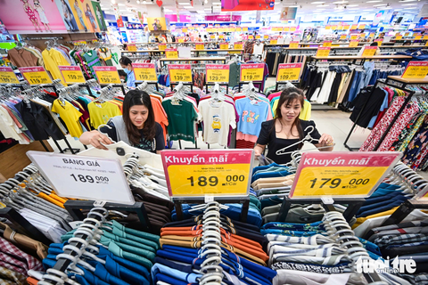 Mưa khuyến mãi ngày lễ độc thân 11-11 - Ảnh 2. Sắc vàng khuyến mãi tràn ngập khắp các siêu thị của Saigon Co.op ngày lễ độc thân 11-11 - Ảnh: QUANG ĐỊNH