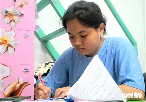 Khát khao đi học của cô sinh viên làng biển - Ảnh 1. Mỹ Linh trong căn phòng trọ chật hẹp mà ba người bạn ở ghép cho đỡ chi phí - Ảnh: T.HƯỚNG