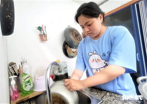 Khát khao đi học của cô sinh viên làng biển - Ảnh 3. Đi học xa nhà, mọi công việc con gái phải tự tay sắp xếp một mình khi không có mẹ bên cạnh - Ảnh: TRẦN HƯỚNG